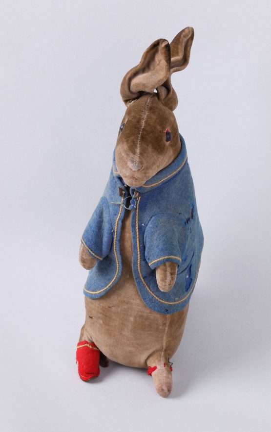 ビアトリクス・ポター(デザイン)《ピーターラビットのぬいぐるみ》英国ナショナル・トラスト所蔵 ©The National Trust/Robert Thrift ©FrederickWarne&Co.,2016